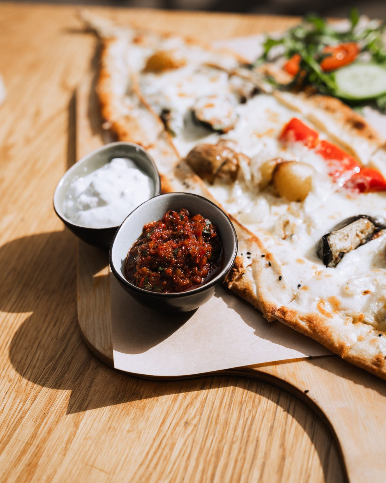 Frische Pide mit Tzatziki und Sauce