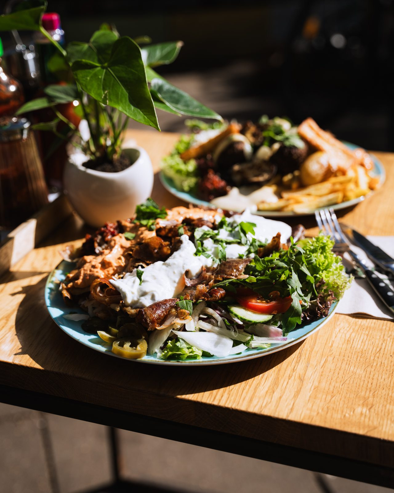 Döner- und Pide-Teller auf der Terrasse