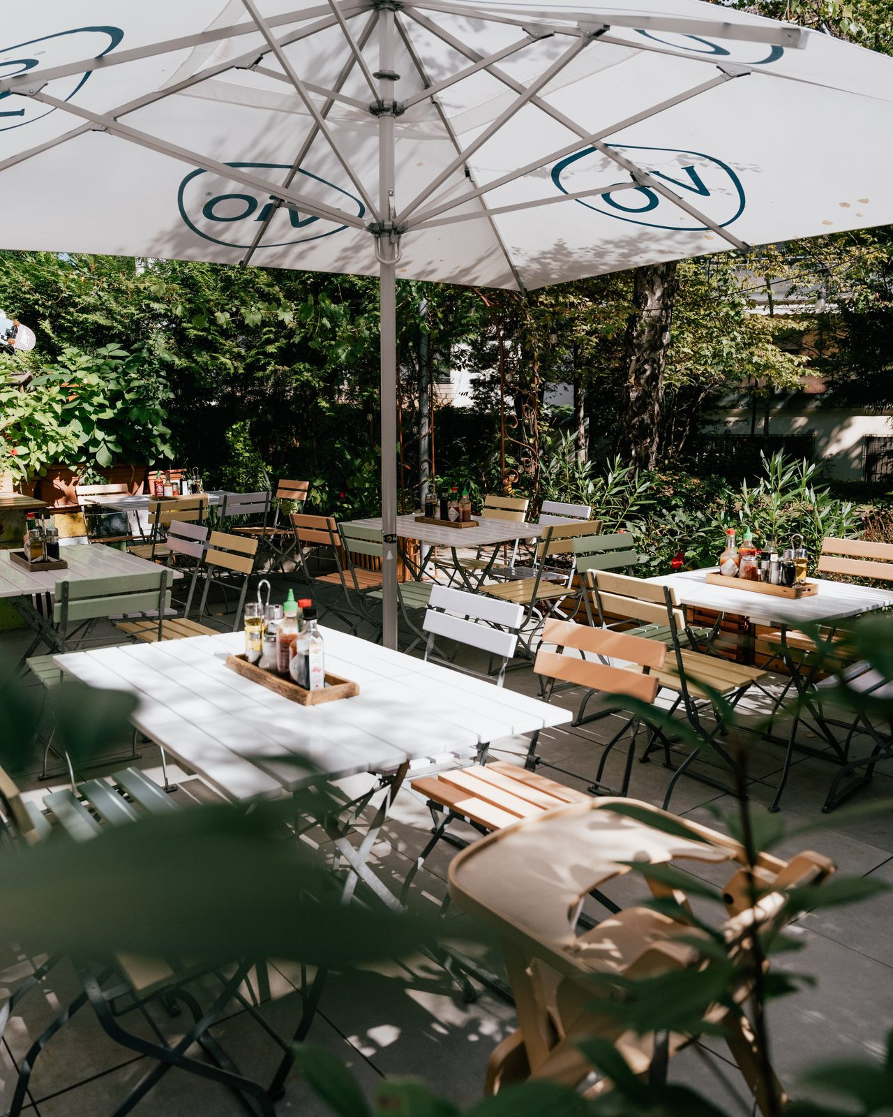 Sonnige Hinterhofterrasse des Kebaphaus am Feuersee