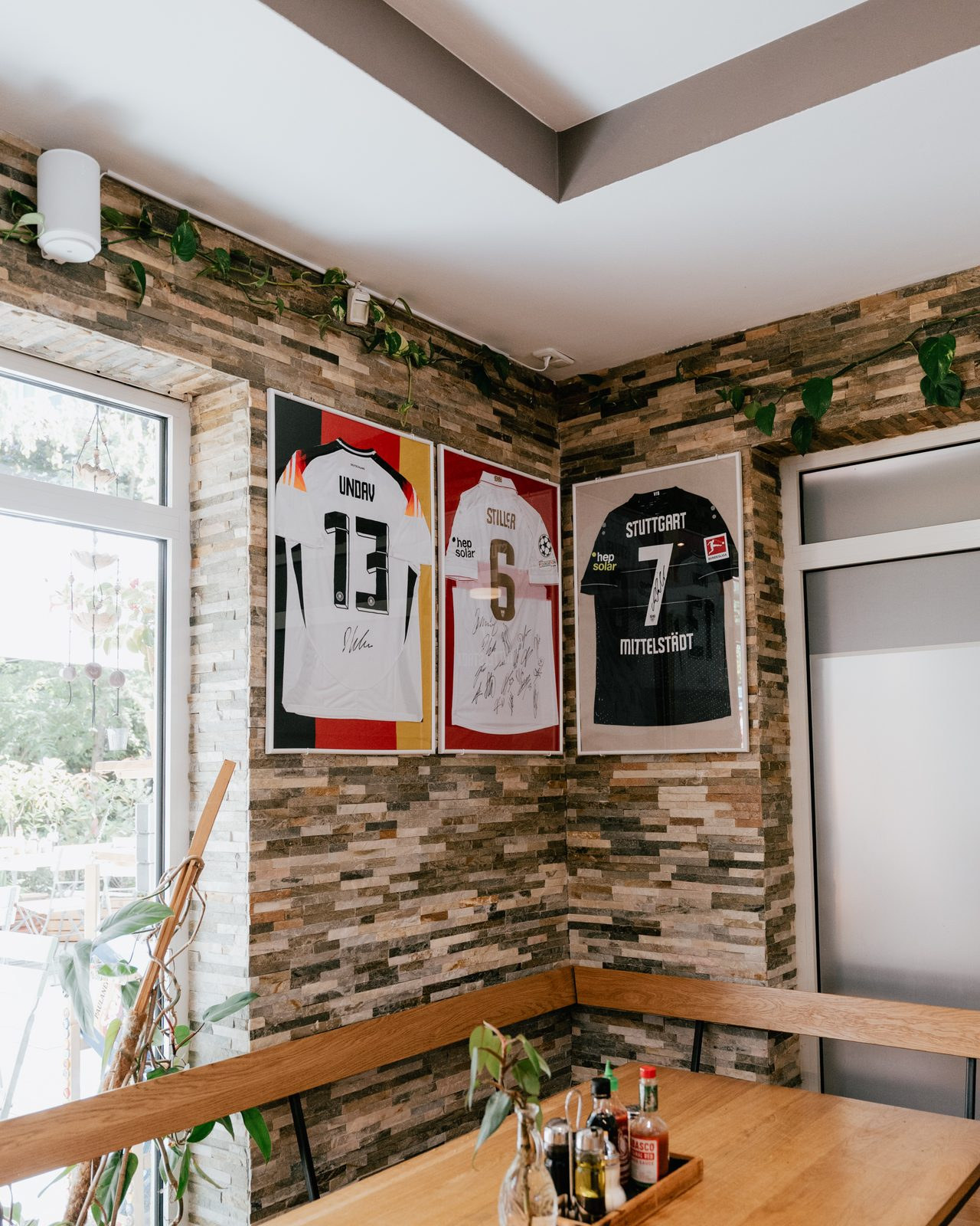 Signierte Trikots an der Wand im Kebaphaus am Feuersee